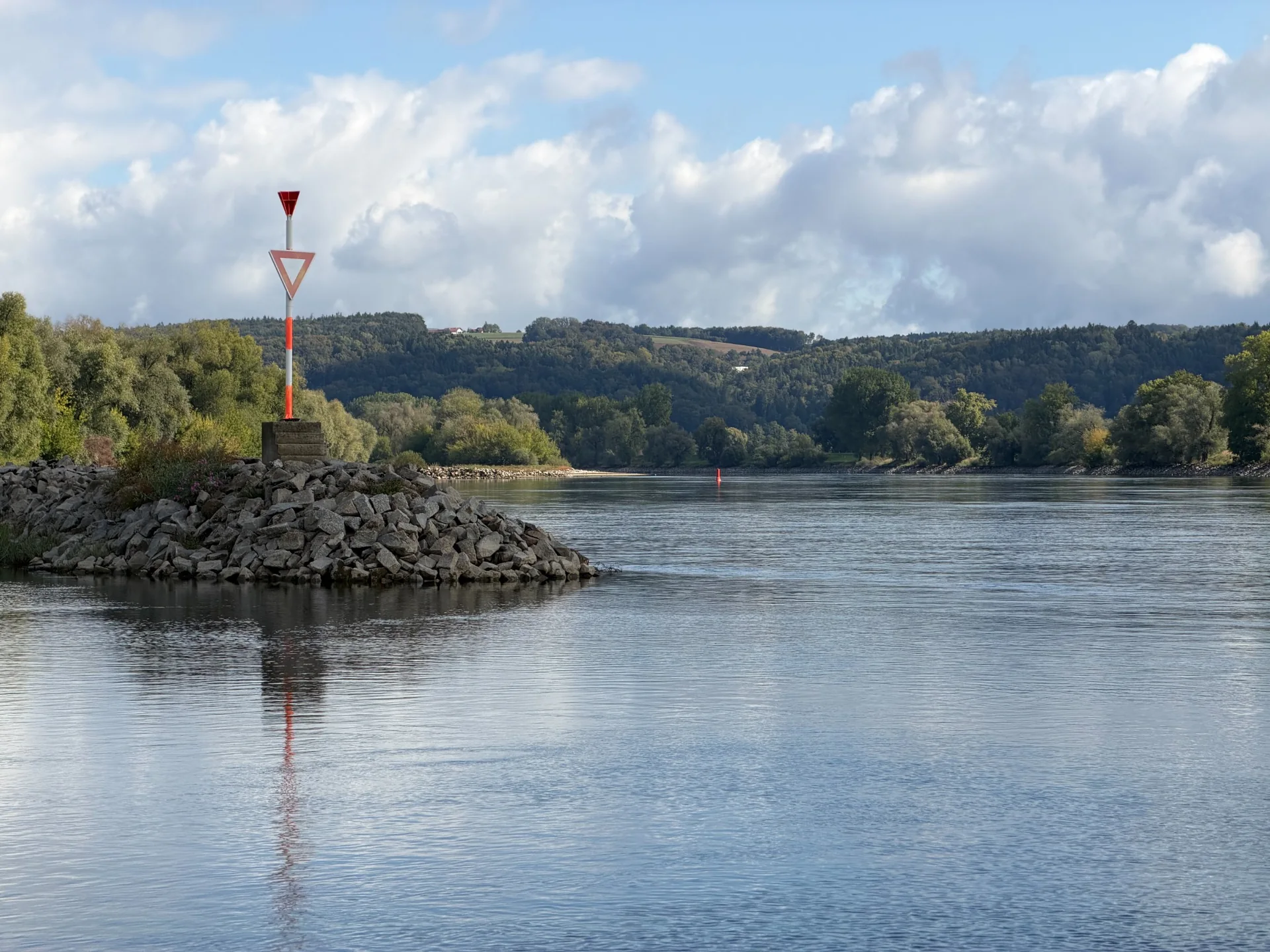 Donau bei Künzing und Vilshofen mit Ufer, Schifffahrtszeichen und bewaldeten Hängen
